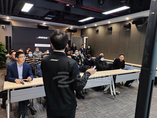 BOSE 技術工程師張永奎為來賓們詳細介紹會場中的BOSE音響產品